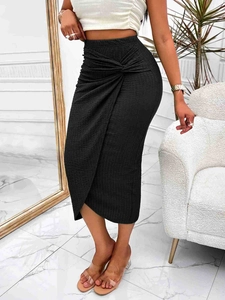 Detail eines schwarzen High-Waist-Midirocks mit Knotendesign und gerippter Textur