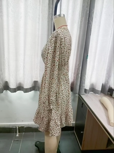 Detalle de la cintura elástica y dobladillo con volantes en el vestido floral