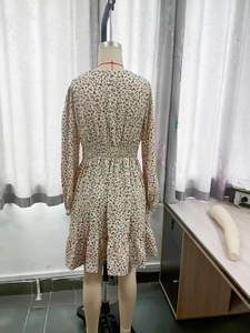 Vista trasera del vestido floral con cintura elástica y dobladillo con volantes suaves