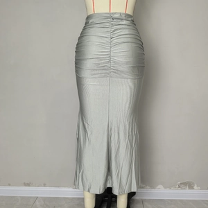 Détail d'une jupe grise satinée avec fronces et coupe sirène élégante sur un mannequin