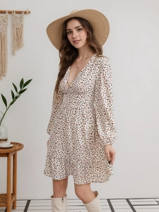 Detalle del vestido corto floral con cuello en V, manga larga y cintura alta