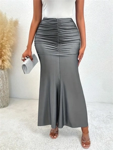 Jupe longue sirène gris foncé à taille haute avec détails froncés et ourlet drapé élégant