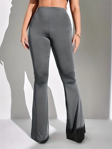 Primer plano de pantalones de yoga acampanados gris oscuro con cintura alta y ajuste ceñido
