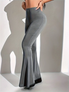 Detalle de los pantalones de yoga acampanados gris oscuro de talle alto y corte ajustado