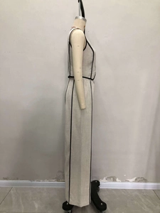 Détail du haut sans manches et du pantalon en lin avec liserés noirs contrastés