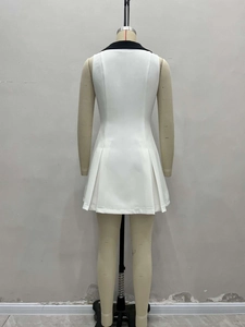 Robe courte élégante sans manches avec col revers noir et ourlet plissé, vue de dos sur mannequin