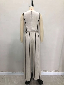 Détail de l'ensemble gilet sans manches beige clair et pantalon large à rayures noires