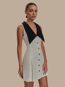 Robe courte sans manches à grand col contrasté et boutons dorés élégants