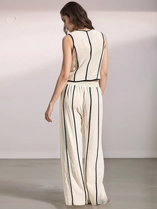 Ensemble deux pièces femme avec gilet sans manches et pantalon large à rayures crème