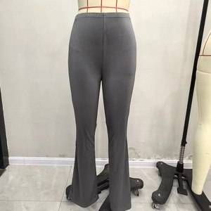 Detalle de los pantalones de yoga acampanados de talle alto en tela elástica gris oscuro