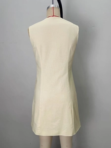Elegantes ärmelloses beiges Minikleid mit Prinzessnähten und schmaler Passform Rückansicht