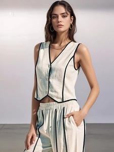 Détail du gilet rayé avec bordure noire et ensemble de pantalon large à taille haute