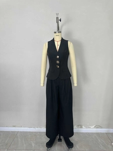 Elegantes schwarzes Set aus ärmelloser V-Ausschnitt Weste und weiter Hose mit hohem Bund