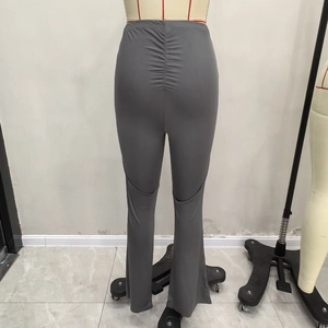 Vista macro de pantalones de yoga con cintura alta, fruncido push-up y corte flare