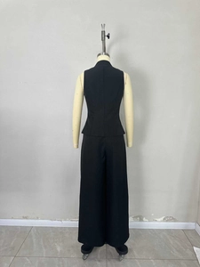 Rückansicht der eleganten schwarzen ärmellosen Weste und weiten Hose mit hohem Bund für Damen