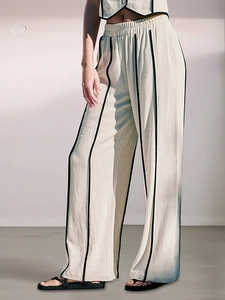 Ensemble deux pièces beige rayé pour femme avec haut sans manches et pantalon large