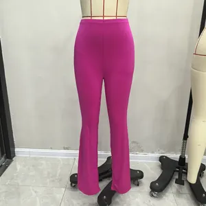 Detalle de los pantalones de yoga acampanados rosa fucsia con silueta ajustada moderna