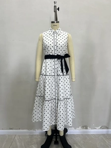 Elegante abito midi senza maniche a pois bianchi con colletto e gonna a balze