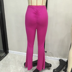 Detalle de pantalones de yoga rosa con diseño fruncido push-up y corte acampanado