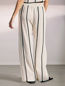 Ensemble deux pièces pour femme avec gilet sans manches et pantalon large à rayures
