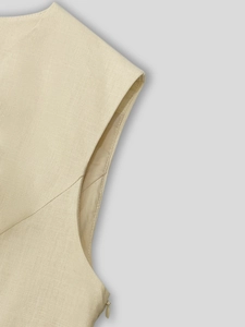 Detailansicht des unsichtbaren Reißverschlusses und beigen Webstoffs am ärmellosen Kleid