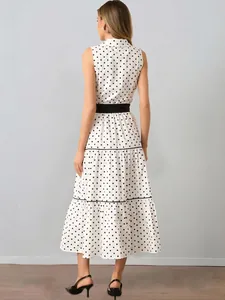 Elegante abito bianco a pois senza maniche con cintura nera e gonna a balze vista posteriore