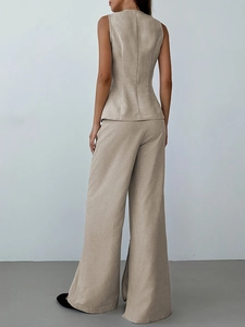 Vue arrière d'un ensemble pour femme gilet sans manches col V et pantalon large en kaki