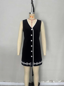 Slim fit V-neck sleeveless dress with buttons and white floral embroidery on hemline