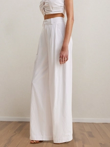 Détails du pantalon blanc taille haute à jambes larges avec plis et poches latérales