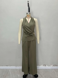 Ensemble deux pièces vert olive avec haut sans manches et pantalon large à taille haute