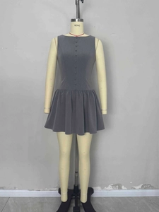 Graues ärmelloses A-Linien-Minikleid mit Zierknöpfen und Faltenrock auf einer Schneiderpuppe