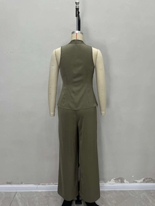 Ensemble deux pièces pour femme avec gilet sans manches olive foncé et pantalon large