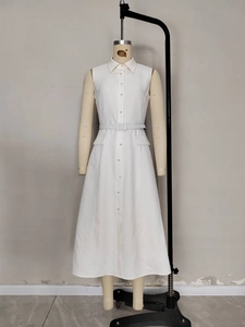 Elegant sleeveless white midi shirt dress with button-down collar and pearl buckle belt