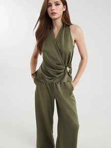 Ensemble deux pièces pour femme en satin vert foncé avec haut cache-cœur et pantalon
