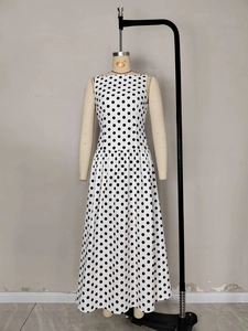 Elegante abito lungo senza maniche a pois con vita alta e scollo rotondo in stile vintage