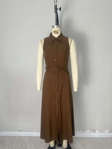 Abito a camicia marrone senza maniche con scollo a V, cintura in vita e bottoni anteriori