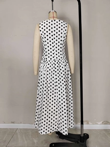 Elegante abito lungo senza maniche a pois con vita alta e gonna a pieghe dal taglio svasato