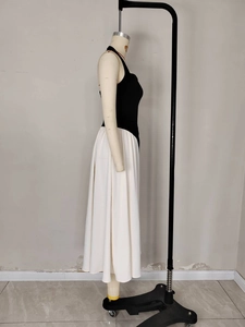 Détails d'une robe longue élégante bicolore montrant le profil et la texture du tissu