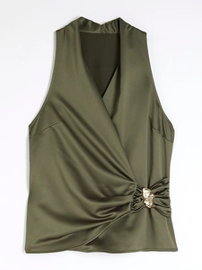 Détail du haut cache-cœur sans manches vert olive avec éclat satiné et boucle dorée