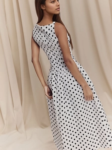 Elegante abito midi retrò senza maniche a pois da donna in bianco e nero