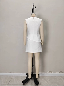 Completo bianco due pezzi senza maniche con top asimmetrico, gonna e zip posteriore