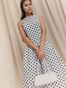 Elegante abito midi vintage bianco senza maniche a pois con gonna a ruota e vita alta