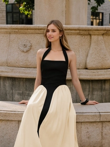 Robe longue élégante à licou sans manches avec design contrasté noir et crème