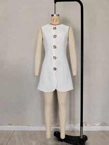 Robe courte blanche sans manches avec bordure festonnée et boutons dorés gaufrés devant