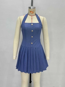 Robe courte dos nu bleu marine avec boutons dorés et ourlet plissé sur mannequin