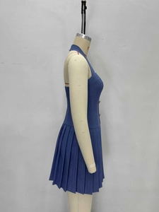 Détail d'une robe plissée bleu dos nu avec boutons dorés latéraux et style décontracté