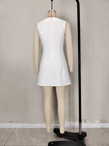 Robe courte minimaliste sans manches en ligne A blanche avec fermeture éclair