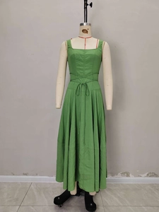 Abito midi verde vintage francese con scollo quadrato e vita intrecciata