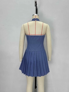 Vue arrière d'une robe courte plissée bleue dos nu avec col licou et coupe cintrée à la taille