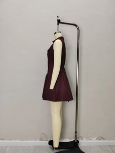 Detailansicht des karierten ärmellosen Polo-Kleids mit schmaler Taille und A-Linie